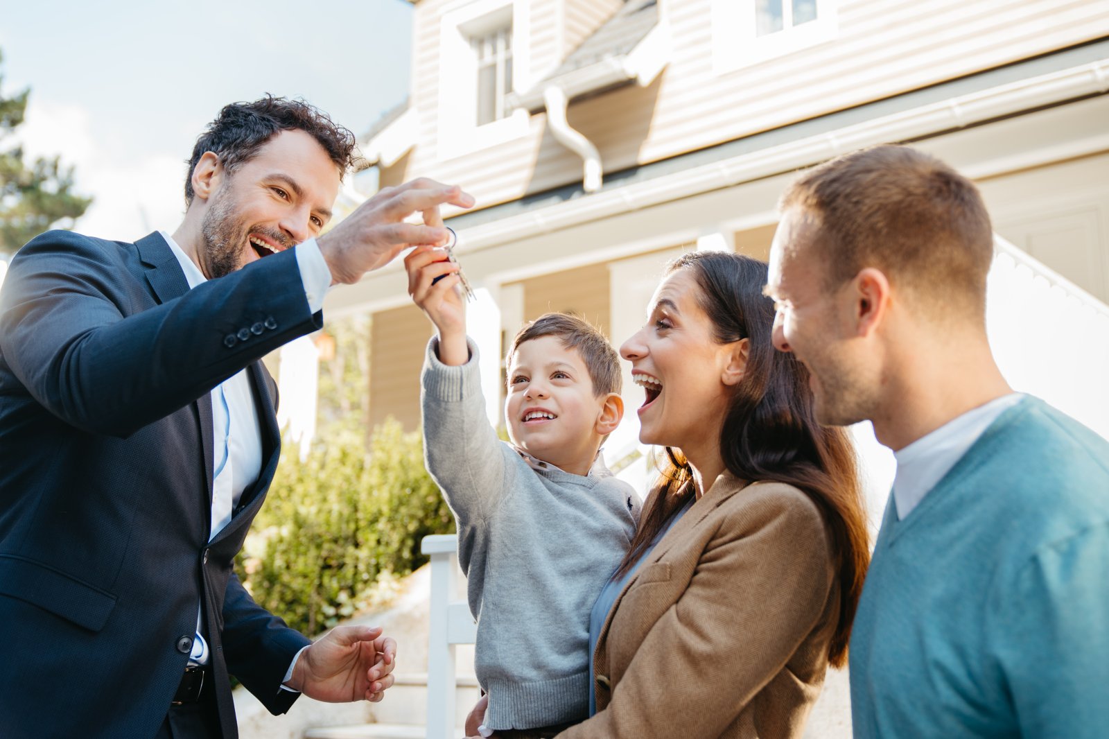 Famiglia che riceve le chiavi di casa